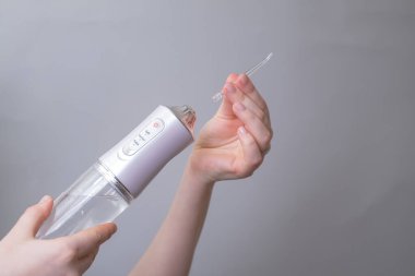 Su temizleyicisi temiz dişleri ve sağlıklı diş etlerini korumak için her gün en iyi ağız hijyenini sağlamak için gerekli bir araçtır..