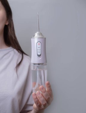 Su temizleyicisi kullanmak, plak ve sakız hastalıklarını önlemek için kolay ve etkili bir yoldur..