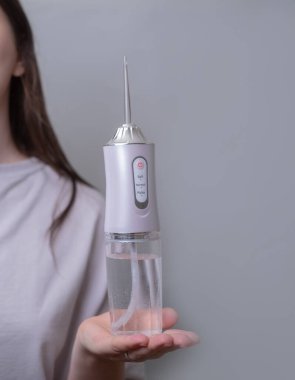 Kadınlar, hem rahat hem de etkili olduğu için, diş ipi kullandıktan sonra temiz dişlerden hoşlanırlar..