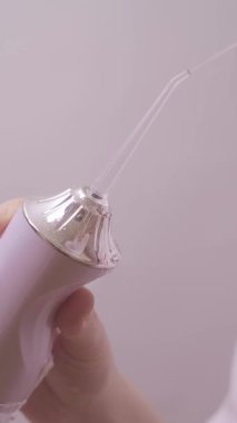 Bir su temizleyicisi kullanmak daha fazla çaba harcamadan oral sağlığı sürdürmenin kolay bir yoludur. Yüksek kalite 4k görüntü