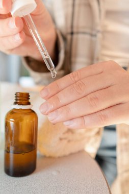 Zayıf çivilerin dikkatli davranışı: tırnak etlerini geri itmek ve tırnak kapağını onarmak için vitamin serumu uygulamak.