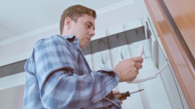 Düşük voltajlı sistem uzmanı, kesintisiz iletişim ve güvenliği sağlayarak dahili iletişim sorunlarını çözüyor. Yüksek kalite 4k görüntü