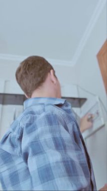 Bir elektrikçi elektrik panelini ayarlar ve bir ev ya da daire için güvenli ve verimli güç kaynağı sağlar. Yüksek kalite 4k görüntü