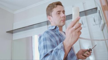 Uzman, istikrarlı ve güvenli sistem çalışmasını sağlamak için dahili haberleşme bileşenlerini değiştiriyor. Yüksek kalite 4k görüntü