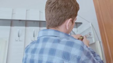 Devre kesicileri kontrol etmek elektrik tesisatında önemli bir adımdır, kısa devrelerin ve aşırı ısınmanın önlenmesine yardımcı olur. Yüksek kalite 4k görüntü