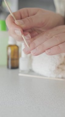 Zayıf çivilerin dikkatli tedavisi: tırnak etlerini geriye itmek ve tırnak kapağını onarmak için vitamin serumu uygulamak. Yüksek kalite 4k görüntü