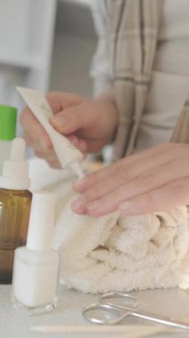 Evde manikür yaptırmak için tırnak bakımı ve hileler güzellik ve sağlıklı tırnakları korumak için güzellik salonuna gitmeden de yapılabilir. Yüksek kalite 4k görüntü