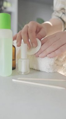 Kadın tırnak etlerini geriye iterek ve çivi tabağı sağlığını geri getirmek için vitamin serumu uygulayarak zayıf tırnakları tedavi ediyor. Yüksek kalite 4k görüntü