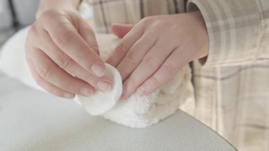 Tırnak tedavisi: kadın tırnak etlerini geri itiyor ve zayıf tırnakları güçlendirmek için vitamin serumu uyguluyor. Yüksek kalite 4k görüntü