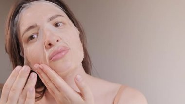 Yüz maskesi evde su içirmek ve deriyi beslemek için mükemmel bir yoldur. Yüksek kalite 4k görüntü