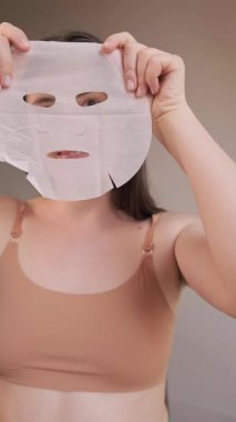 Kadınlar sağlığını ve parlaklığını korumak için nemlendirici bir yüz maskesi takarak cildine önem verirler. Yüksek kalite 4k görüntü