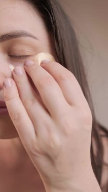 Yüz hidrasyonu için göz bandı kullanılıyor. Cilt yenilemek ve cildini beslemek için evde yapılan rutin bir işlem. Yüksek kalite 4k görüntü