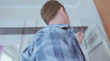 Bir teknisyen şebekenin düzgün çalıştığından ve güç dalgalanmalarından korunduğundan emin olmak için devre kesicileri test eder. Yüksek kalite 4k görüntü