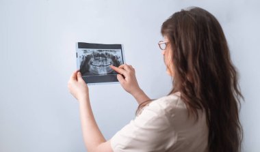 Modern diş teknolojisi: diş sorunlarının kesin tespiti için dişçi röntgeni kullanır.