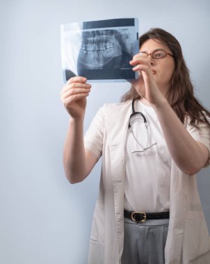 Röntgen testleri dişçiye çürükleri, iltihaplanmayı ve diğer oral sorunları tespit etmede yardımcı olur..