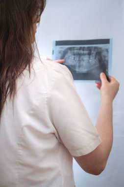 Diş muayenesi başarılı ve hızlı tedavinin anahtarıdır..