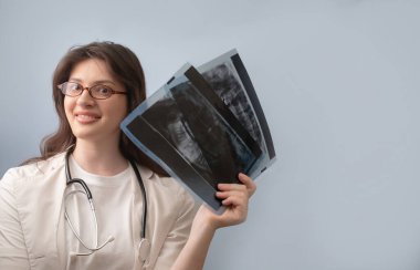 Aylarca hastanın röntgenlerini karşılaştırmak dişçinin diş sorunlarının ilerlemesini doğru olarak izlemesine yardımcı olur..