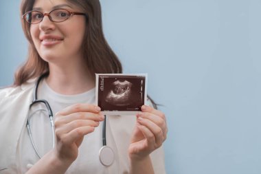 Kadın doğum uzmanı ultrason görüntülerini analiz eder. Bir kadına sağlıklı ve başarılı bir hamilelik yolculuğunda rehberlik eder..