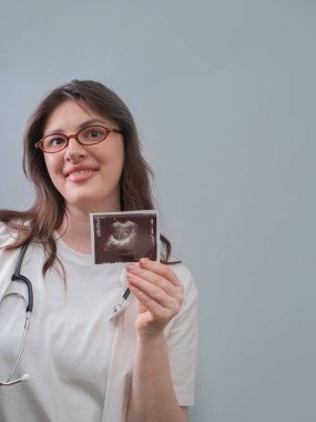 Doğum uzmanı-jinekolog, ultrason sonuçlarını hastaya göstererek, tedavi seçeneklerini ve gebelik için destekleyici yöntemleri açıkladı.