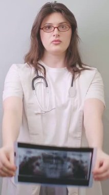 Doktor, hasta için en iyi tedavi yöntemini belirlemek için diş röntgenini inceler. Yüksek kalite 4k görüntü