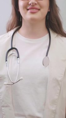 Deneyimli bir dişçi, hastaların diş durumlarını X-ray görüntüsüyle doğru teşhis için değerlendirir. Yüksek kalite 4k görüntü