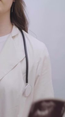 Kadın doğum uzmanı-jinekolog hasta için kişiselleştirilmiş bir tedavi planı oluşturmak için ultrason görüntüsünü dikkatlice inceliyor. Yüksek kalite 4k görüntü