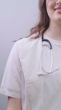 Doğum uzmanı-jinekolog ultrason sonuçları gösteriyor ve kısırlık tedavisi ve üreme sağlığının iyileştirilmesi konusunda tavsiyelerde bulunuyor. Yüksek kalite 4k görüntü