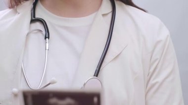 Kadın doğum uzmanı ve jinekolog, tüp bebek yoluyla anne olmak isteyen kadınların ultrason sonuçlarını gösteriyor. Yüksek kalite 4k görüntü