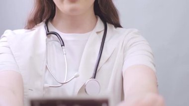 Kadın doğum uzmanı ultrason görüntüsünü analiz eder, hamilelik ve potansiyel vitamin terapisi hakkında tavsiyeler verir. Yüksek kalite 4k görüntü