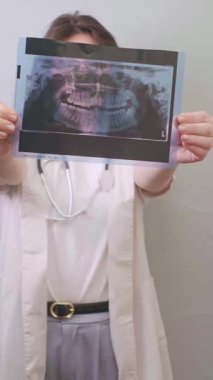 Diş röntgeni teşhisi, gizli diş sorunlarının tespit edilmesine ve doğru tedavi planlanmasına yardımcı olur. Yüksek kalite 4k görüntü