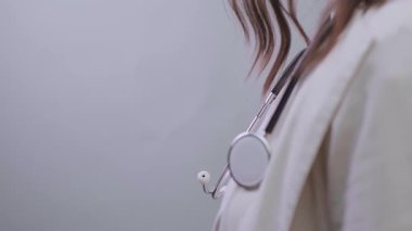 Kadın doğum uzmanı hastaya danışıyor. Etkili hamilelik planlaması için ultrason sonuçlarını değerlendiriyor. Yüksek kalite 4k görüntü
