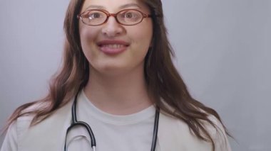 Hastaların röntgenlerini karşılaştırarak dişçi değişiklikleri analiz eder ve en iyi tedavi stratejisini seçer. Yüksek kalite 4k görüntü