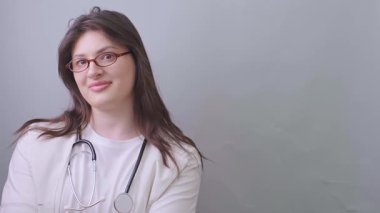 Kadın dişçi iki hastanın röntgen görüntülerini karşılaştırarak hastalığın ilerlemesini değerlendiriyor. Yüksek kalite 4k görüntü