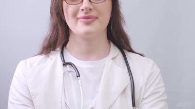 Kadın doğum uzmanı, ultrason görüntülerini inceleyerek ve bir gebelik planı sunarak hastalara annelik yolculuklarında yardımcı oluyor. Yüksek kalite 4k görüntü