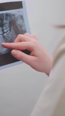 Dişçi karmaşık vakaları teşhis etmek ve olası komplikasyonları önlemek için röntgen kullanır. Yüksek kalite 4k görüntü