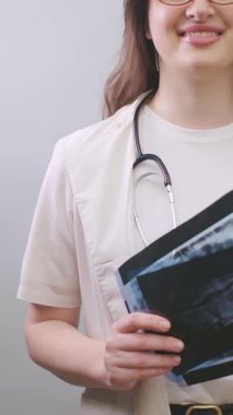 Diş hekimi, gizli diş sorunlarını tespit etmek ve doğru teşhis koymak için röntgenleri karşılaştırarak kapsamlı bir inceleme yapar. Yüksek kalite 4k görüntü