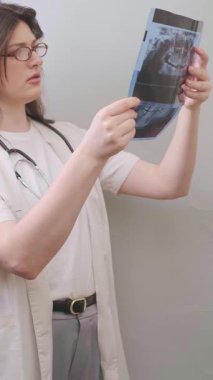 Başarılı bir tedavinin anahtarı doğru teşhistir: Doktor değerlendirmek için diş röntgeni görüntüsünü analiz eder. Yüksek kalite 4k görüntü