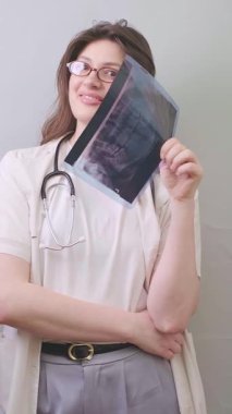 Kadın dişçi potansiyel diş patolojilerini elemek için hastaların röntgenlerini dikkatlice inceler. Yüksek kalite 4k görüntü