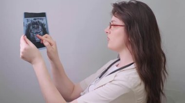 Röntgen taramasında diş hastalıklarının teşhisi tedavi ve önleme açısından çok önemli bir adımdır. Yüksek kalite 4k görüntü