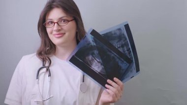 Diş sorunlarının erken teşhisi: dişçi hastaların dişlerindeki değişiklikleri doğru teşhis için röntgen görüntüleriyle değerlendirir. Yüksek kalite 4k görüntü