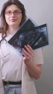 Diş sorunlarının erken teşhisi: dişçi hastaların dişlerindeki değişiklikleri doğru teşhis için röntgen görüntüleriyle değerlendirir. Yüksek kalite 4k görüntü