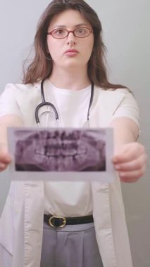 Erken diş hastalıkları teşhisi: doktor röntgen analizi yapar ve bir tedavi planı geliştirir. Yüksek kalite 4k görüntü