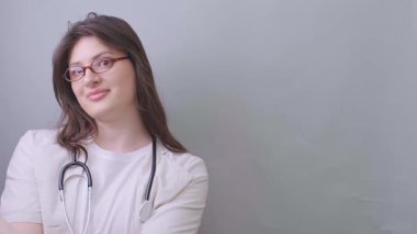 Farklı aşamalarda çekilmiş görüntüleri karşılaştırmak dişçinin diş sorunlarının ilerlemesini anlamasına yardımcı olur. Yüksek kalite 4k görüntü