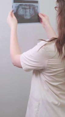 Diş muayenesi başarılı ve hızlı tedavinin anahtarıdır. Yüksek kalite 4k görüntü