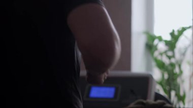 Limitsiz spor: Koşu bandı her zaman ve her yerde antrenman yapmanıza izin verir. Yüksek kalite 4k görüntü