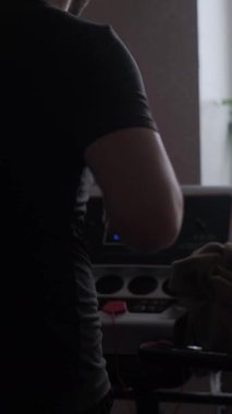 Evde kardiyo çalışması, sağlıklarını ve sağlıklarını önemseyenler için harika bir çözümdür. Yüksek kalite 4k görüntü