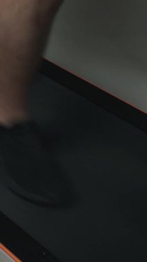 Bir koşu bandında evde yapılan kardiyo çalışması bir adamın formda kalmasına ve formda kalmasına yardımcı olur. Yüksek kalite 4k görüntü