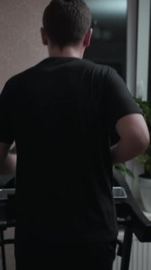 Koşu bandı evde egzersiz yapmak, kardiyovasküler sağlığı ve genel uygunluğu geliştirmek için harika bir seçenek. Yüksek kalite 4k görüntü