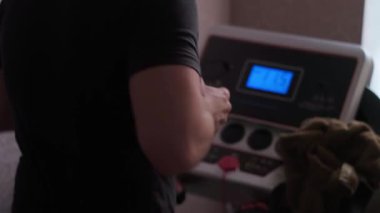 Kalp ve akciğer fonksiyonlarını geliştirmek için koşu bandında egzersiz yapan bir adam. Yüksek kalite 4k görüntü