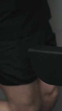 Koşu bandında koşmak dışarıda hava nasıl olursa olsun aktif kalmak ve sağlıklı bir yaşam tarzı sürdürmek için elverişli bir yoldur. Yüksek kalite 4k görüntü